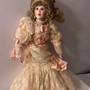 Vintage Stile Porcelain Doll